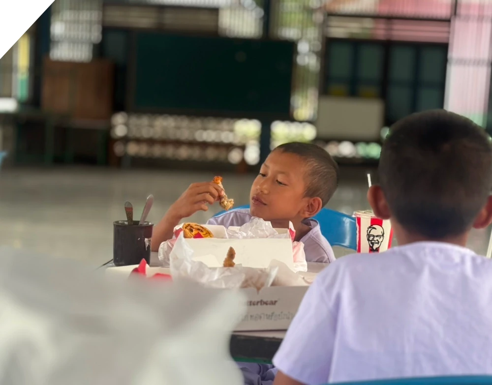 PL มอบโอกาสและรอยยิ้ม: สนับสนุนคอมพิวเตอร์และเลี้ยงอาหารกลางวัน ณ โรงเรียนบ้านรางสะเดา