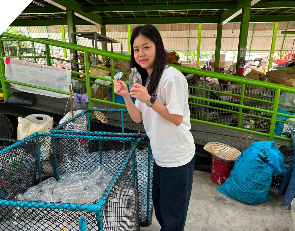 PL รักษ์โลก: เปลี่ยนพลาสติกเป็นจีวร ณ วัดจากแดง