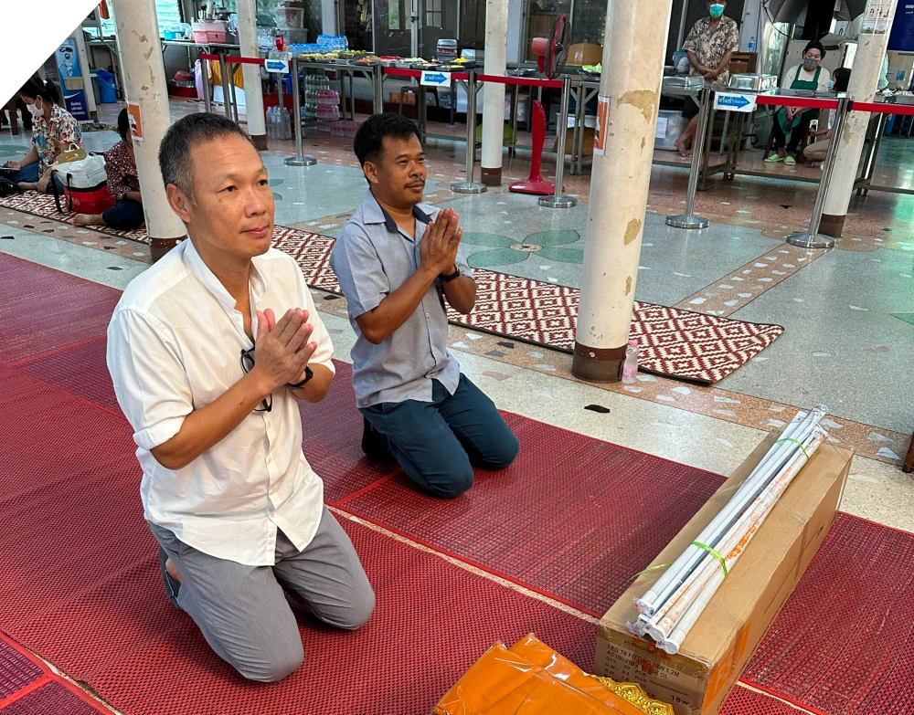 PL รักษ์โลก: เปลี่ยนพลาสติกเป็นจีวร ณ วัดจากแดง