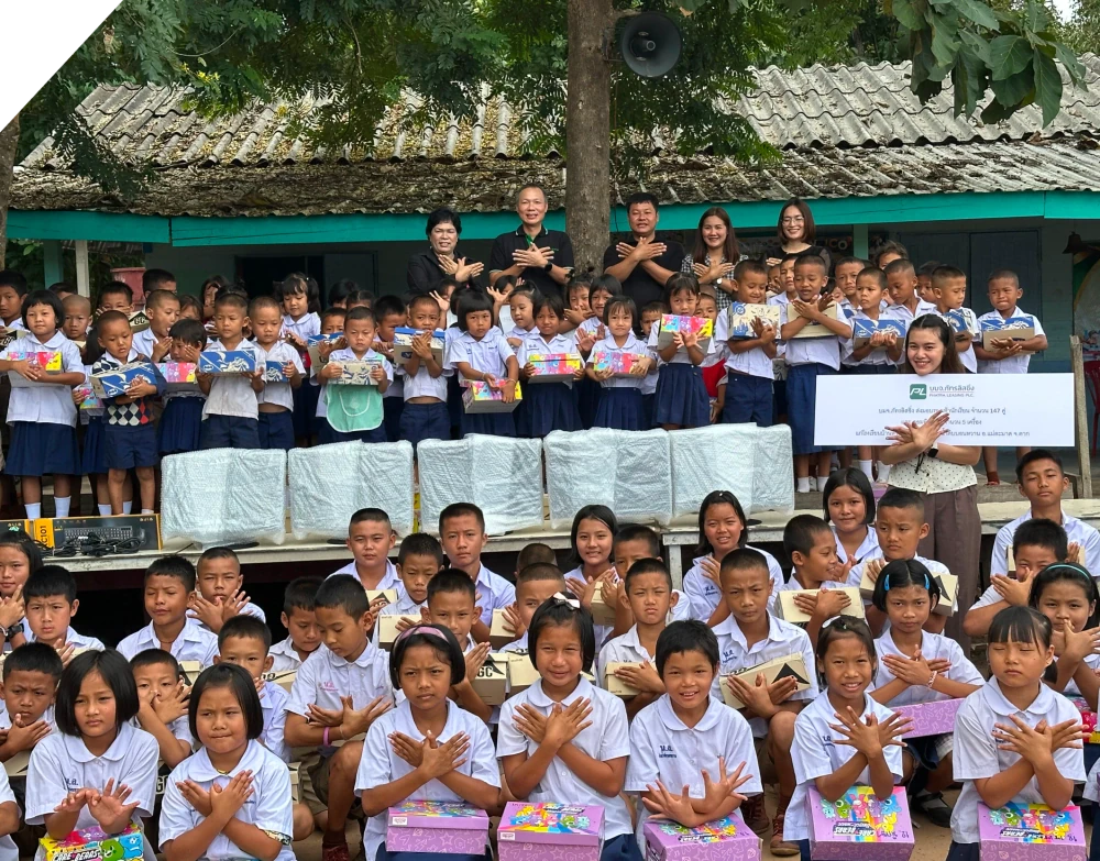PL สร้างรากฐานแห่งการเรียนรู้: มอบรองเท้านักเรียนและคอมพิวเตอร์ ณ จังหวัดตาก